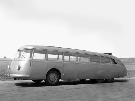 Pro uvažované dálnice Škodovka v roce 1938 vyvinula tento aerodynamický autobus typu 532. „Kapsa“ v zadní části střechy přivádí vzduch k motoru.