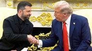 Znamená silný stisk dohodu? Trump a Zelenskyj si podávají ruce před novináři. Co dohodli, zatím nevíme.