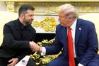 Znamená silný stisk dohodu? Trump a Zelenskyj si podávají ruce před novináři. Co dohodli, zatím nevíme.