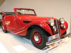Krásně červený vůz Aero 50 je jednou z dominant současné expozice Muzea karosářství.