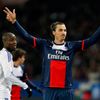 Zlatan Ibrahimovič slaví svůj panenkovský gól proti Lyonu
