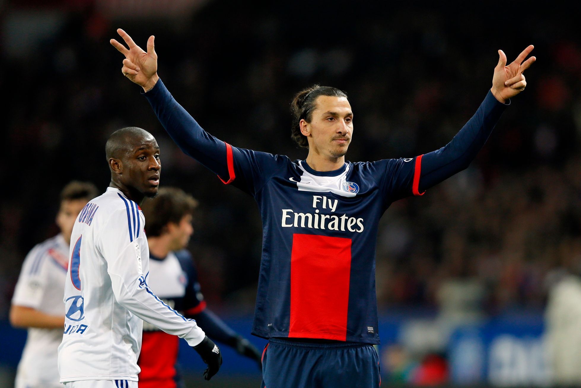 Zlatan Ibrahimovič slaví svůj panenkovský gól proti Lyonu