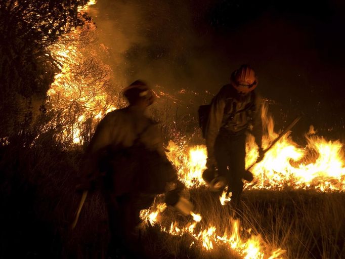 Firefighters work the Little Bear Fire in the Lincoln National Forest near Ruidoso, New Mexico, in this June 14, 2012 U.S. Forest Service handout photo. Some of the 2,500 people forced to evacuate their central New Mexico houses by wildfires raging near the resort village of Ruidoso began returning home this week with the help of National Guard troops, officials said. Photo taken June 14, 2012. REUTERS/Kari Greer/US Forest Service/Handout (UNITED STATES - Tags: DISASTER ENVIRONMENT) FOR EDITORIAL USE ONLY. NOT FOR SALE FOR MARKETING OR ADVERTISING CAMPAIGNS. THIS IMAGE HAS BEEN SUPPLIED BY A THIRD PARTY. IT IS DISTRIBUTED, EXACTLY AS RECEIVED BY REUTERS, AS A SERVICE TO CLIENTS Published: Čer. 17, 2012, 9:49 odp.