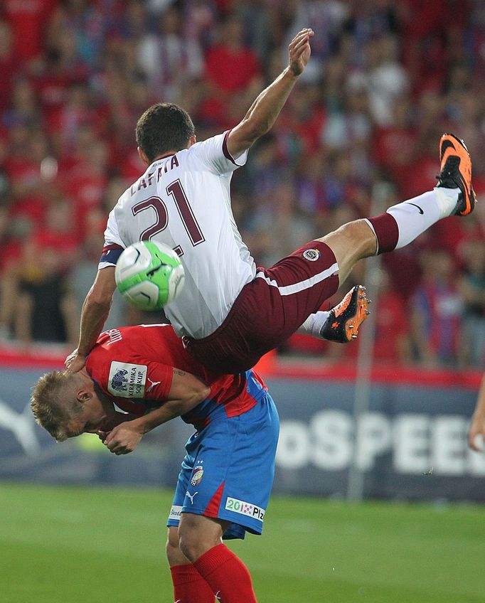 Fotbal, GL, Plzeň - Sparta: David Limberský - David Lafata