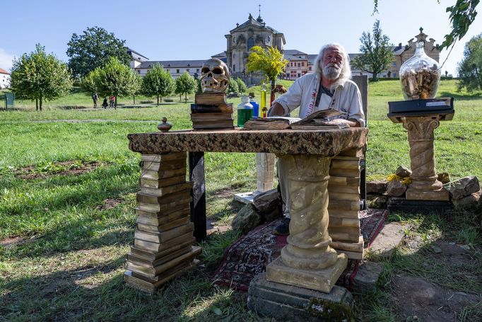 Výtvarník Abbé Libansky pro festival Theatrum Kuks vytvořil instalaci nazvanou Bibliotheca XXII.