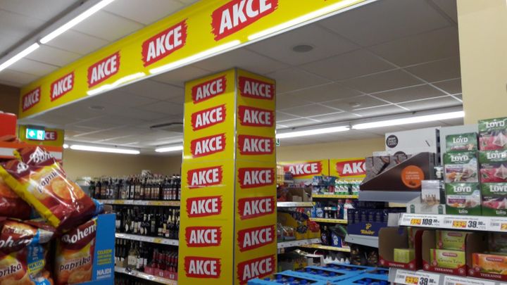 I během pandemie Češi nakupovali podle letáků. Seniory však trumfla mladší generace