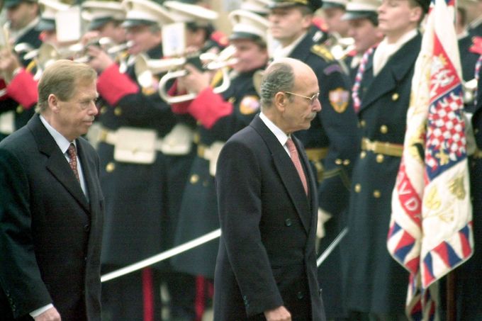 Konstantinos Stefanopulos na návštěvě České republiky v doprovodu tehdejšího prezidenta Václava Havla.