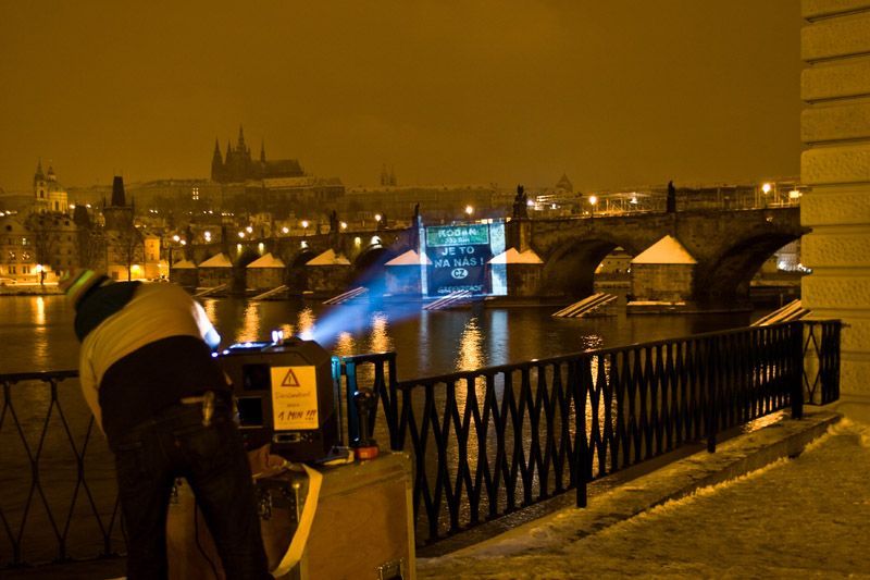 Greenpeace si posvítili na Pražský Hrad