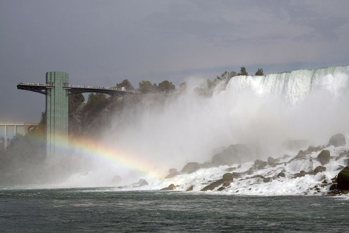 Niagarské vodopády rozkládající se mezi USA a Kanadou. Sebevraždu tady spáchalo více než 2 780 lidí.