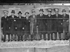 Devět předních členů gangu nájemných vrahů Murder, Inc. na policejní fotografii.