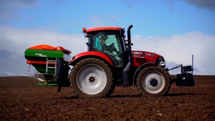 Hnojiva kvůli plynu zdražují o desítky procent. Krize dusí i Lovochemii z Agrofertu; Zdroj foto: Youtube/Agrofert