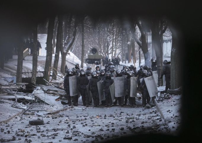 Policisté použili na demonstranty slzný plyn.