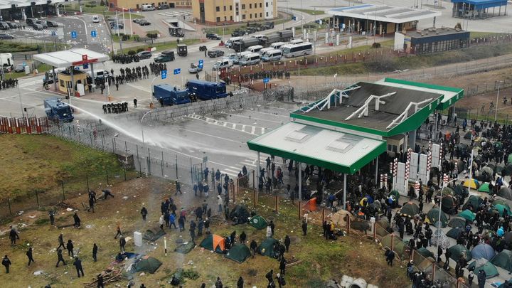 Polské síly na hranici odrazily migranty vodním dělem a slzným plynem; Zdroj foto: Leonid Scheglov/BelTA/Handout via REUTERS