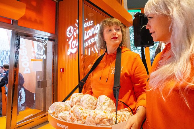 Otevření prvního amerického fastfoodového řetězce Popeyes v Česku, na Václavském náměstí, 3. 11. 2023.