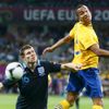 Anglický fotbalista James Milner brání Švéda Martina Olssona v utkání skupiny D na Euru 2012