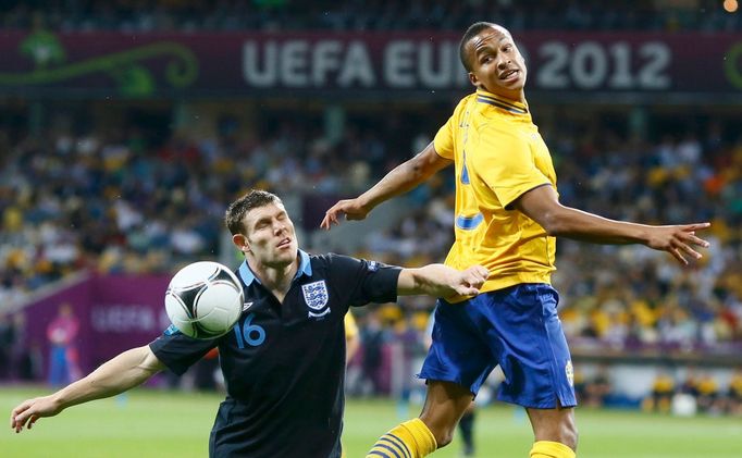 Anglický fotbalista James Milner brání Švéda Martina Olssona v utkání skupiny D na Euru 2012.