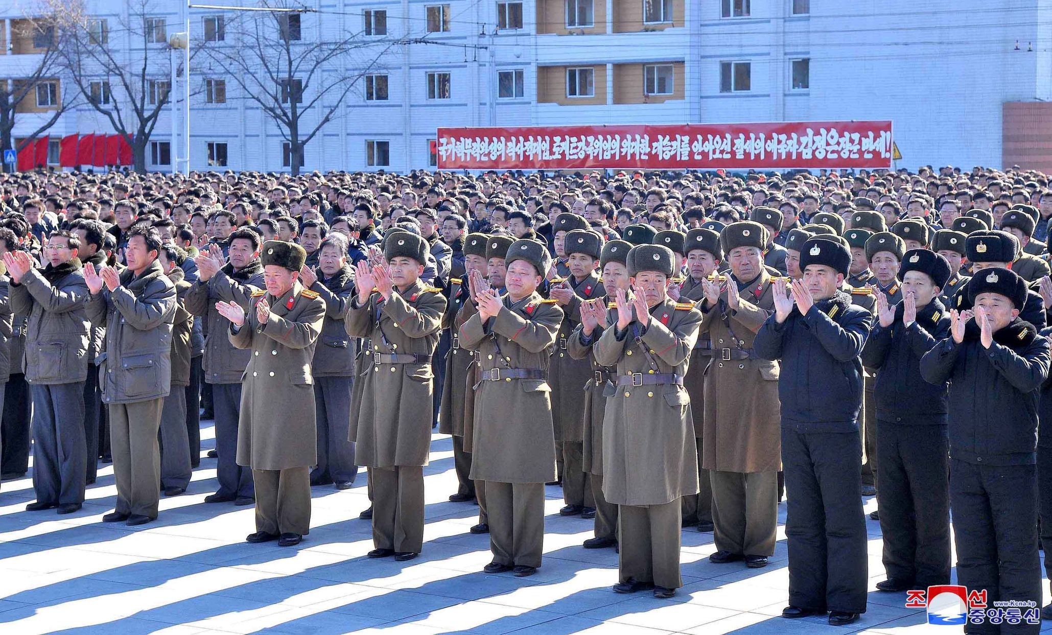 Shromáždění vojáků a civilistů v Severní Koreji.