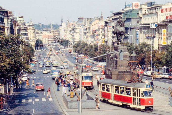 Historická fotografie zachycující provoz tramvajové linky na Václavském náměstí, která zde byla v provozu mezi lety 1884-1980.