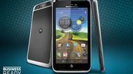 Motorola Atrix HD - s tělem z kevlarových vláken Americká společnost Motorola nezahálí. Nově představila luxusní model Atrix HD vyznačující se 4,5 palcovým displejem s HD rozlišením 1 280 x 720 obrazových bodů a precizně provedeným tělem, jehož součástí jsou na zadní straně kevlarová vlákna. Telefon disponuje přední kamerou s rozlišením 1,3 megapixelů a zadním 8 megapixelovým fotoaparátem. V útrobách se nalézá dvoujádrový procesor běžící s taktem 1,5 GHz. Velikost interní úložné paměti je 8 GB z možností rozšíření pomocí paměťových karet micro SD. Kapacita akumulátoru je 1 780 mAh. Rozměry telefonu jsou 133,5 x 69,9 x 8,4 milimetrů. Hmotnost 140 gramů. Telefon běží na operačním systému Android.