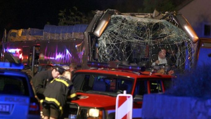 Autobus si utrhl střechu o most, záchranáři rozváželi zraněné