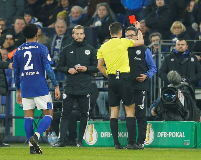 Soccer Football - DFB Cup - Third Round - Schalke 04 v Hertha BSC - Veltins-Arena, Gelsenkirchen, Germany - February 4, 2020  Schalke 04 coach David Wagner is shown a red