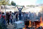Uprchlický tábor na Lesbu hoří, kulminují šarvátky mezi národnostmi. Protestují i místní