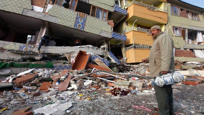 Turecké město Erciş zemětřesení zničilo.