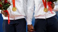 Tenis. Takto za ruku se držely sestry Venus (vlevo) a Serena Williamsovy při zlatém olympijském ceremoniálu v Pekingu po vítězství v tenisové čtyřhře.