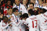 Fotbalista AC Milán Kaká (uprostřed) líbá trofej pro vítěze MS klubů.