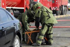 Další den evakuace u skladu munice: Odešlo přes 700 lidí