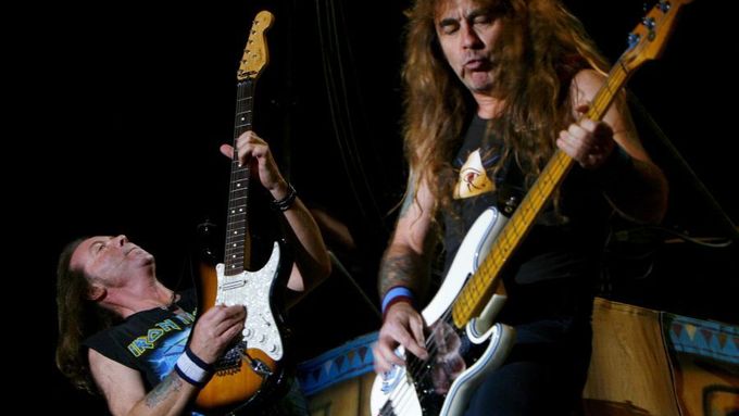 Iron Maiden zahráli v San Jose; na fotografii kytarista Dave Murray a basista Steve Harris.