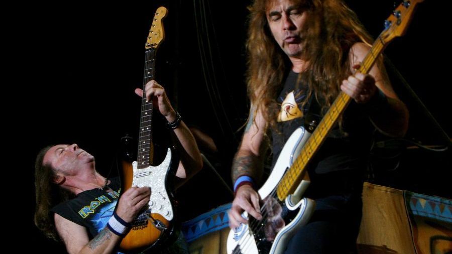Iron Maiden zahráli v San Jose; na fotografii kytarista Dave Murray a basista Steve Harris.