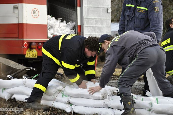 Hasiči chystají pytle s pískem. Bečva hrozila vylitím do ulic Hranic na Moravě.