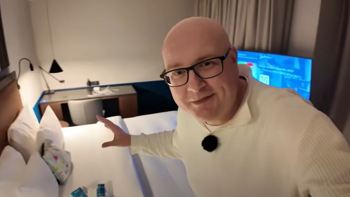 Hotely by ho nejraději hnaly k soudu. Tenhle host najde štěnice i horší nechutnosti; Zdroj foto: https://www.youtube.com/@PanPlesaty screen se souhlasem Jindřicha Husičky