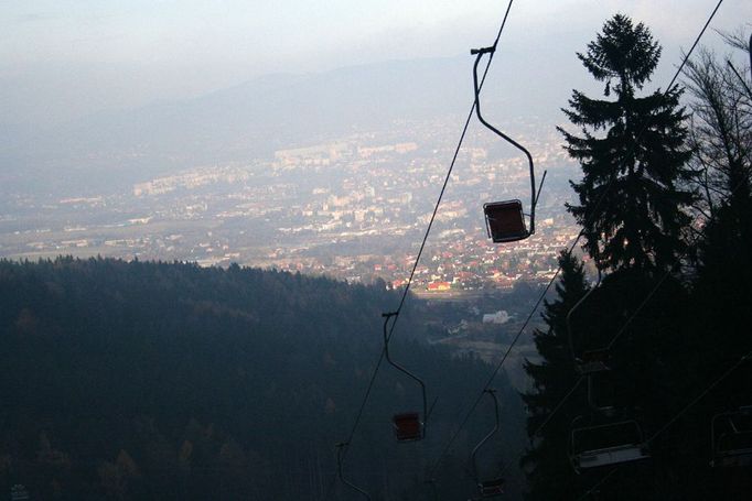 Lanovka pro sportovce. Samotný pěší výstup na můstky je totiž sportovním výkonem.