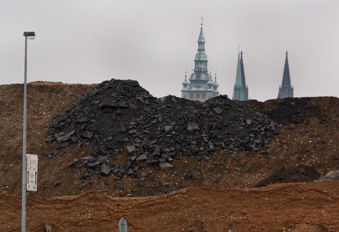 Ještě než byly na Letné navršeny hory zeminy vyvezené ze stavby tunelu Blanka, býval pěkný pohled na Hradčany z Letenské pláně.