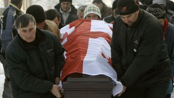 Foto: Nejsmutnější návrat z olympiády. Rakev dorazila do Gruzie