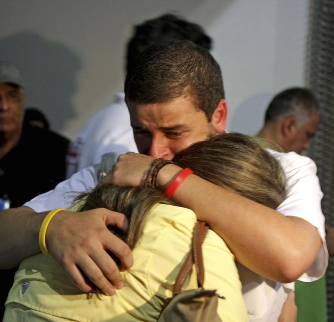 Supporters of Venezuela's opposition presidential candidate Henrique Capriles react to the results of the election that pitted him against President Hugo Chavez, at Capriles' press center in Caracas October 7, 2012. Venezuela's socialist President Hugo Chavez won re-election in Sunday's vote with 54 percent of the ballot to beat opposition challenger Henrique Capriles. REUTERS/Christian Veron (VENEZUELA - Tags: POLITICS ELECTIONS) Published: Říj. 8, 2012, 3:45 dop.