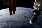 Mezi nejzajímavější fotografie z vesmíru patří ty pořízené na Mezinárodní vesmírné stanici (ISS). Nabízejí unikátní pohled na Zemi a na to, co se na ní děje. Tady je vidět hurikán Lane, který v srpnu ohrožoval Havajské ostrovy. Vyfotil ho americký astronaut Ricky Arnold.