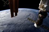 Mezi nejzajímavější fotografie z vesmíru patří ty pořízené na Mezinárodní vesmírné stanici (ISS). Nabízejí unikátní pohled na Zemi a na to, co se na ní děje. Tady je vidět hurikán Lane, který v srpnu ohrožoval Havajské ostrovy. Vyfotil ho americký astronaut Ricky Arnold.