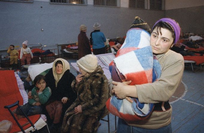 Čečenští uprchlíci v tělocvičně střední školy v Nazrani, Ingushetie, 19. ledna 1995. Místo poskytovalo útočiště asi stovce lidí prchajících před válkou.