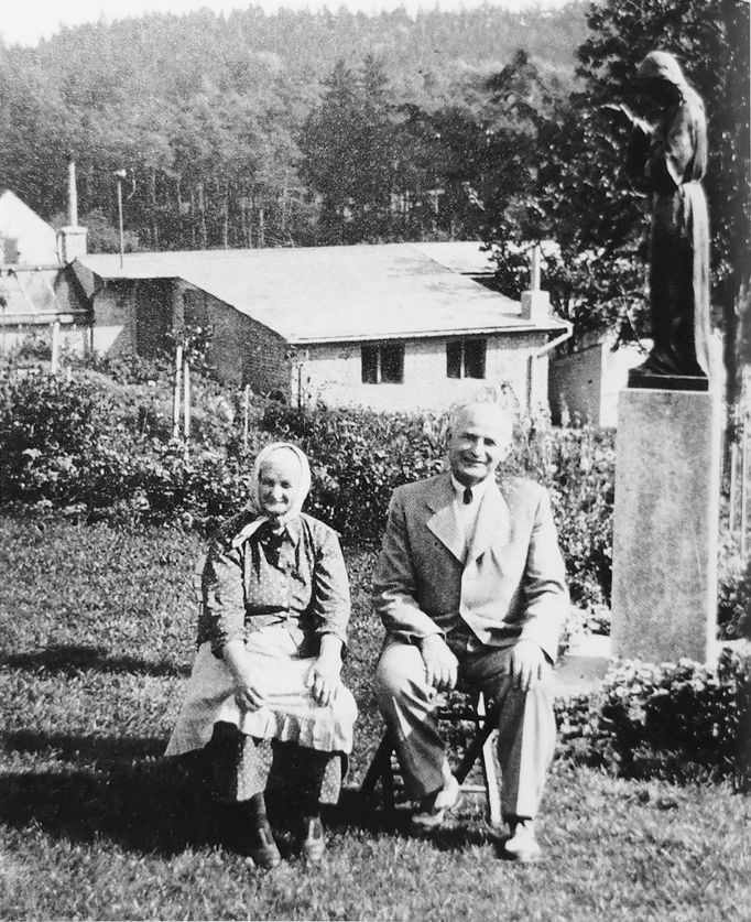 Jan Mikolášek se svojí matkou Barborou v Hradečnu v roce 1939.