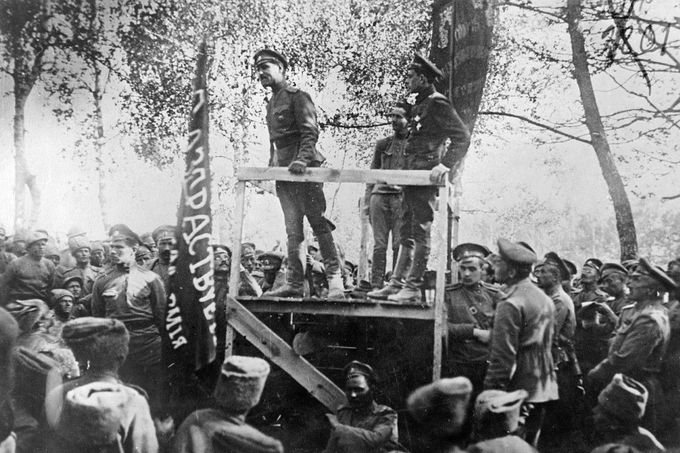 Felix Edmundovič Dzeržinskij pronáší řeč před vojáky Rudé armády. Rok 1917.