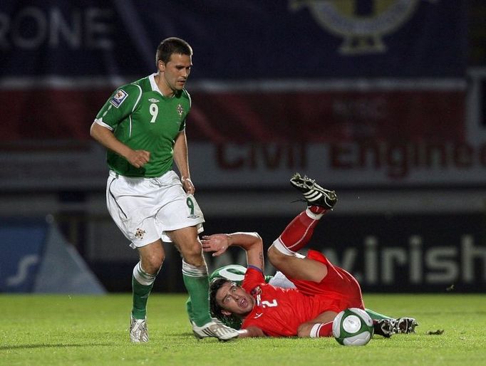 David Healy ze Severního Irska složil na zem Zdeňka Grygeru.