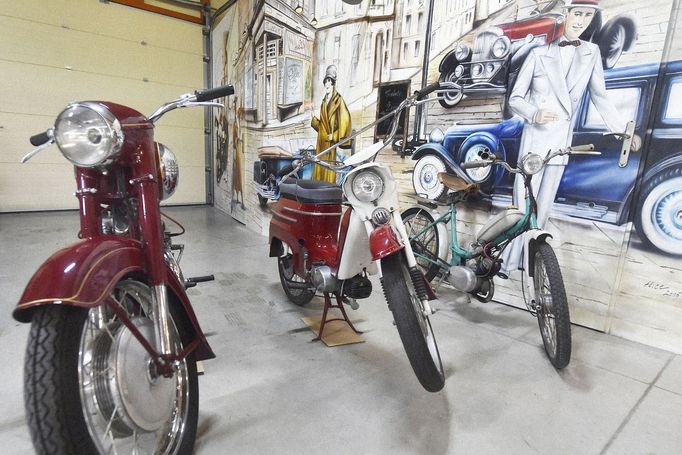 Motocykly (zleva) Jawa 500, Jawa 50 typ 05 a Jawa Stadion S11 na snímku pořízeném 12. května 2020 v muzeu historických vozidel Oldtimer v Kopřivnici na Novojičínsku.