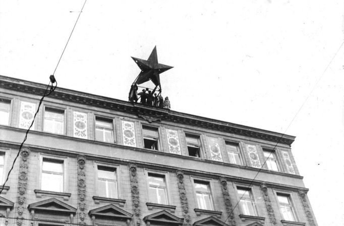 V roce 1956, kdy v Maďarsku vypuklo povstání proti komunistické vládě, se rudá hvězda stala cílem. Na tomto snímku je hvězda stržená z budovy  v centru Budapešti.