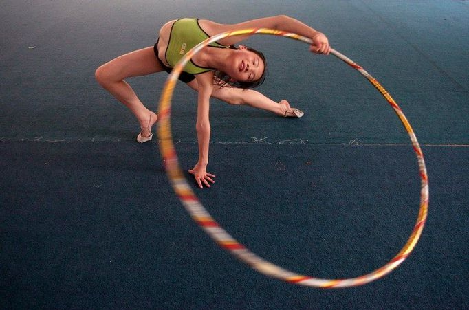 Trénink moderní gymnastiky ve sportovní škole ve městě Nanjing, provincie Jiangsu.