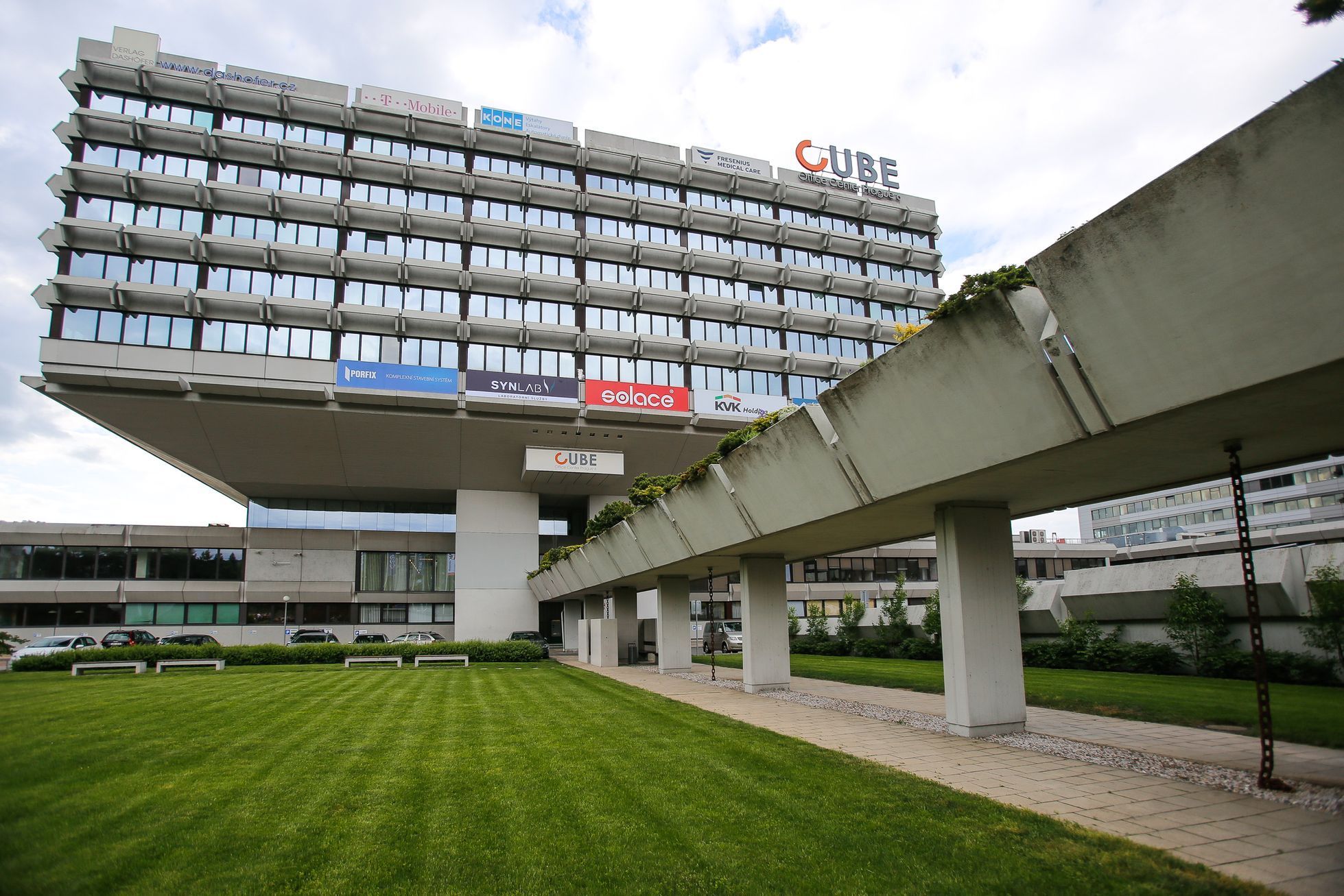 Cube - budova v Dejvicích, prohlídka Nejošklivější architektura Prahy, brutalismus