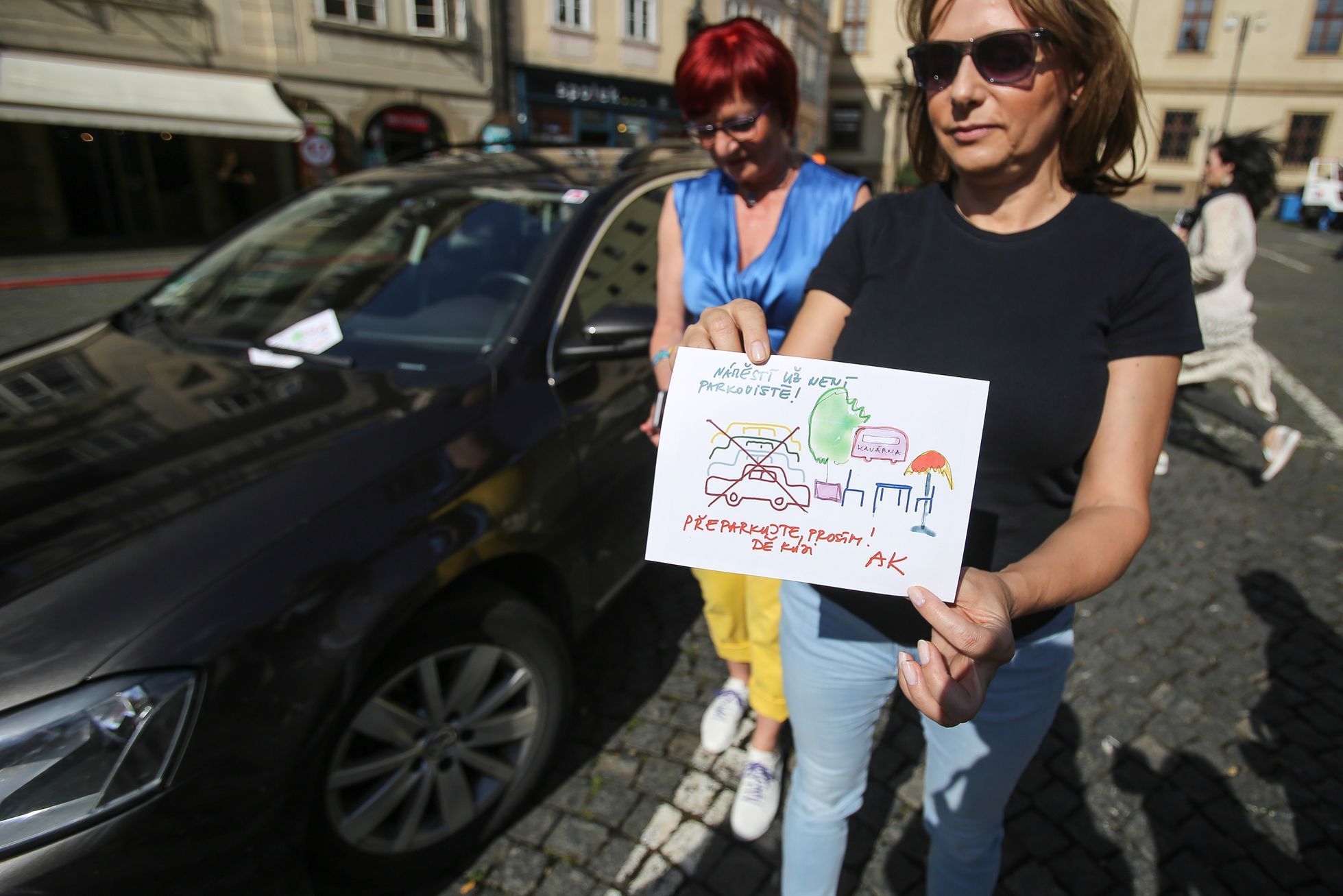 Malostranské náměstí v Praze před a po zrušení parkoviště