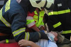 Topícího se mladíka zachraňoval policista i hasiči